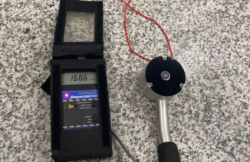 一名中国旅客随身携带的护身符，核辐射超标1686倍。（撷取自羊城晚报）