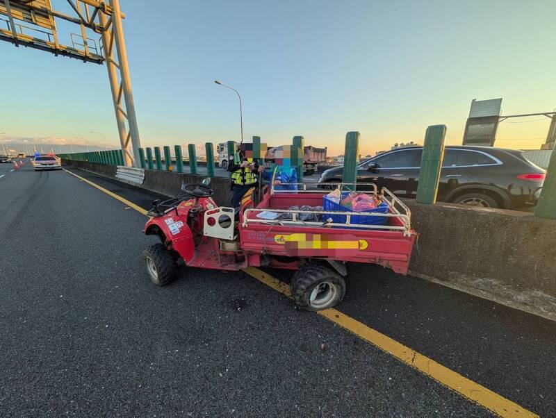 国道5号南下靠近罗东交流道，今天清晨6点多发生1起车祸，1辆有农用「法拉利」称号的农用机具，逆向上国5后，导致1辆白色轿车闪避不及迎面撞上。（国道警方提供）