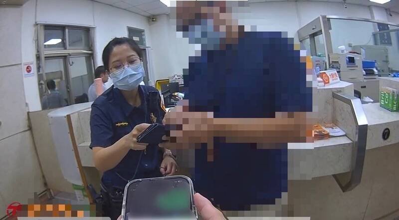 南投警方搜寻多个诈骗讯息给陈姓男子看，劝他不要汇款。（南投警方提供）