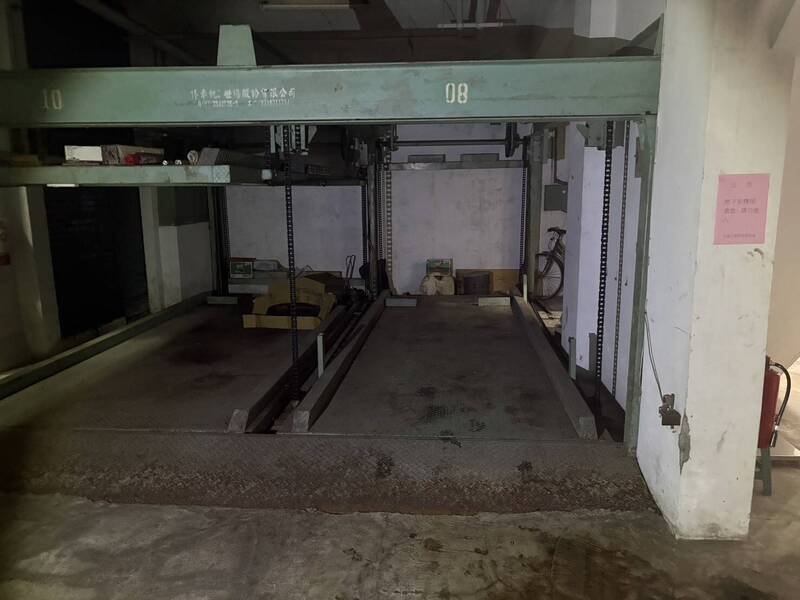 员警依侵入住宅现行犯将郭男逮捕，配合管委会将其物品全数净空搬走。（民众提供）