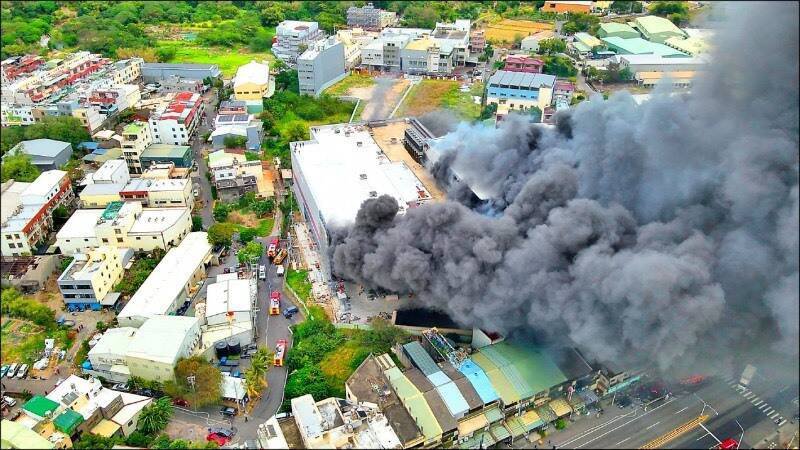 台中大肚全联仓储去年12月发生严重火警夺走9命。（资料照）