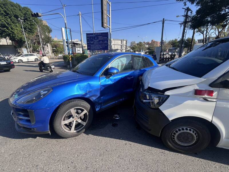 救护车送病患途中与保时捷 Macan碰撞。（图由警方提供）