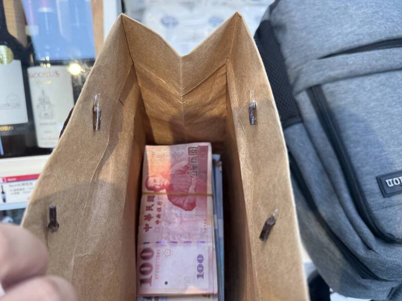 新湖警分局专案小组查扣现金、手机及相关证物。（警方提供）