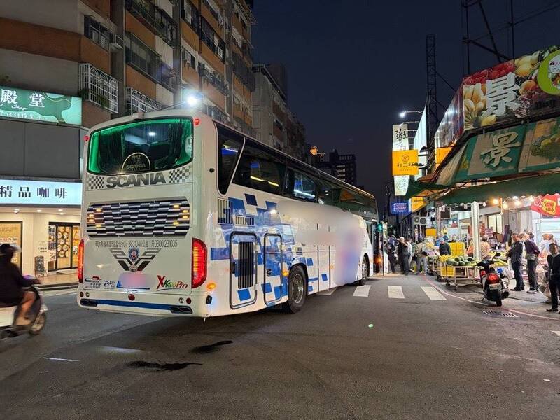 大型游览车因肇事停在路口，当时是下班颠峰时间，导致路口交通堵塞。（民众提供）