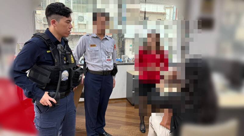 徐女听信网友代操，下载山寨版投资App，到银行欲提领大笔现金。行员通报南警，颜姓所长与黄姓员警到场劝阻，拦下37万元投资诈骗。（民众提供）