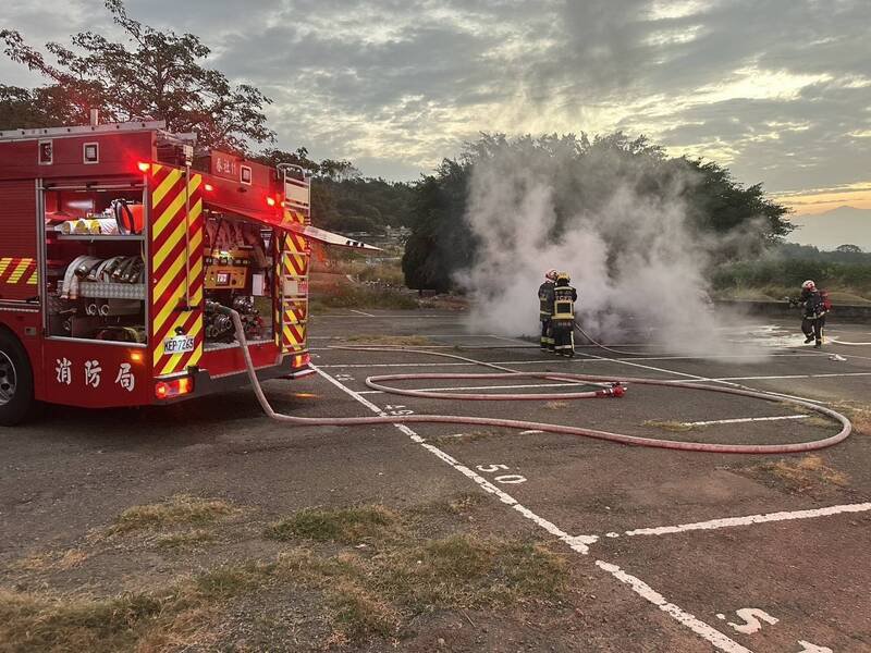 台中乌日区第九公墓停车场，今天清晨惊传火烧车。（民众提供）