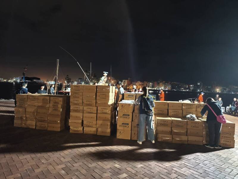 海巡人员查获海钓船走私8万多包、市价逾600万元私烟。（海巡署提供）