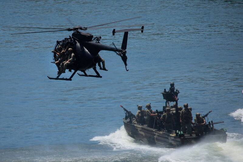 从中国航向伊朗的船只，被美军特种作战部队登船查扣物资。美国特种作战部队示意图。（法新社）