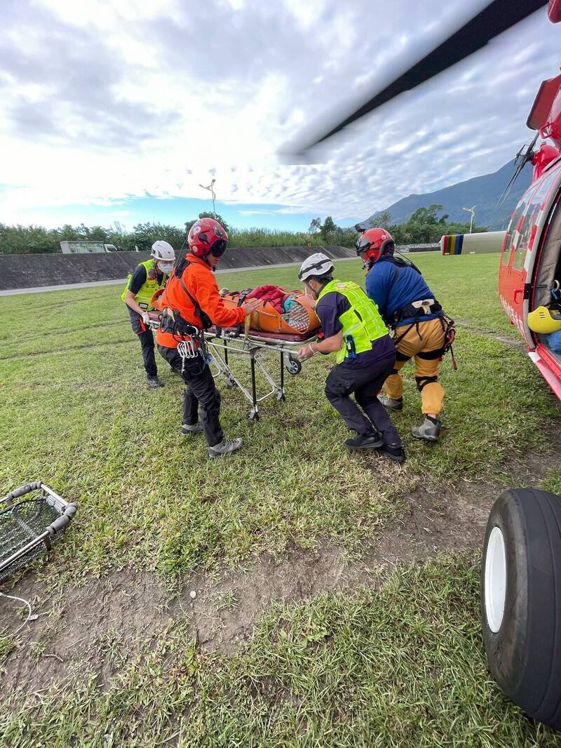 空勤直升机在花莲德兴运动场降落，转由救护车送慈济医院。（空勤总队提供）