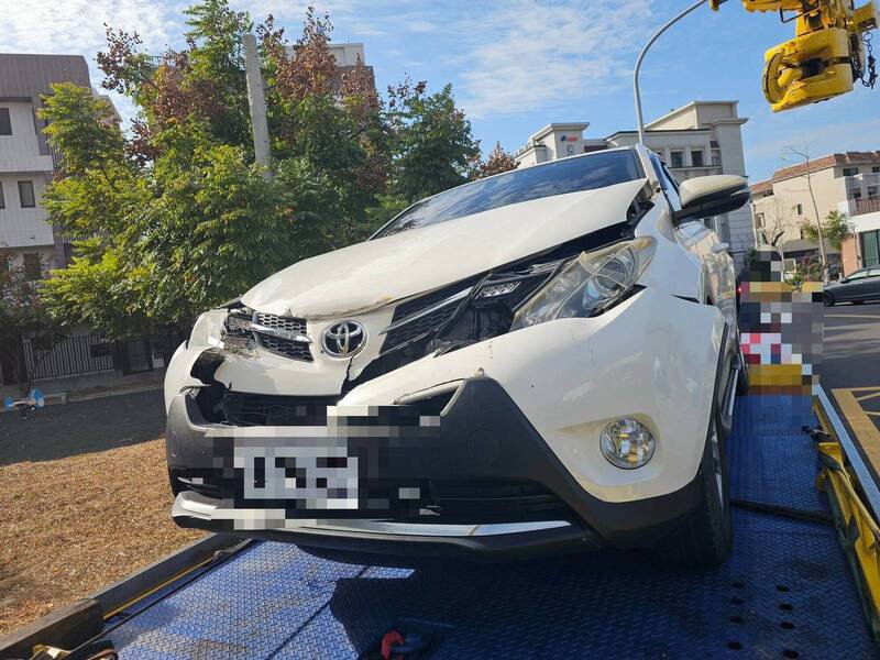 肇事车辆的3名男子在国道上拔腿狂奔，连车都不要了（图由国道警方提供）