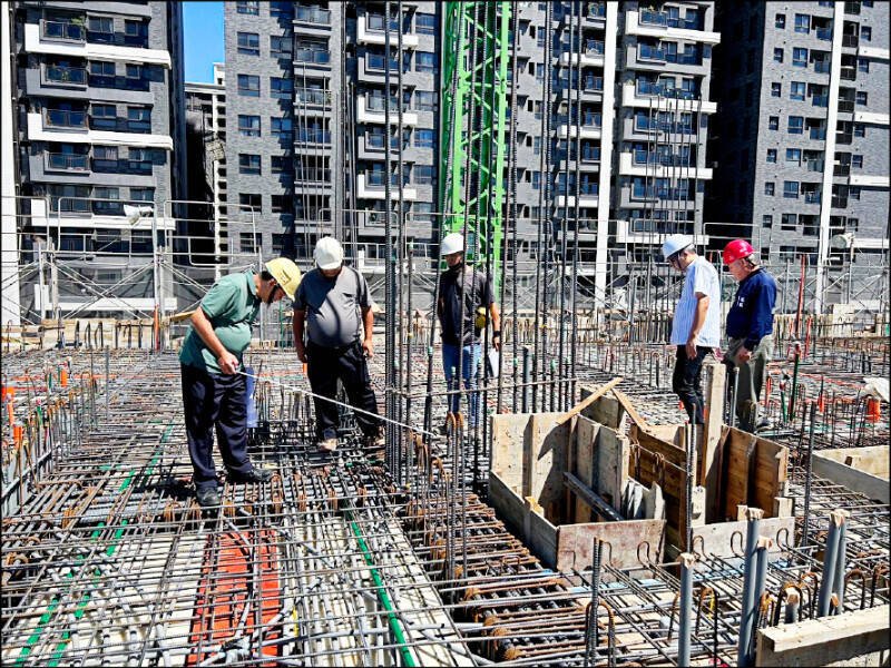 工地缺绑铁工，但卓女违法聘4名印尼移工，遭查获判2月，韩姓男子则透过脸书仲介抽成判3月。示意图。（资料照，桃园市建管处提供）