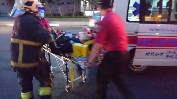 救护人员将李男送医。（记者游承霖摄）