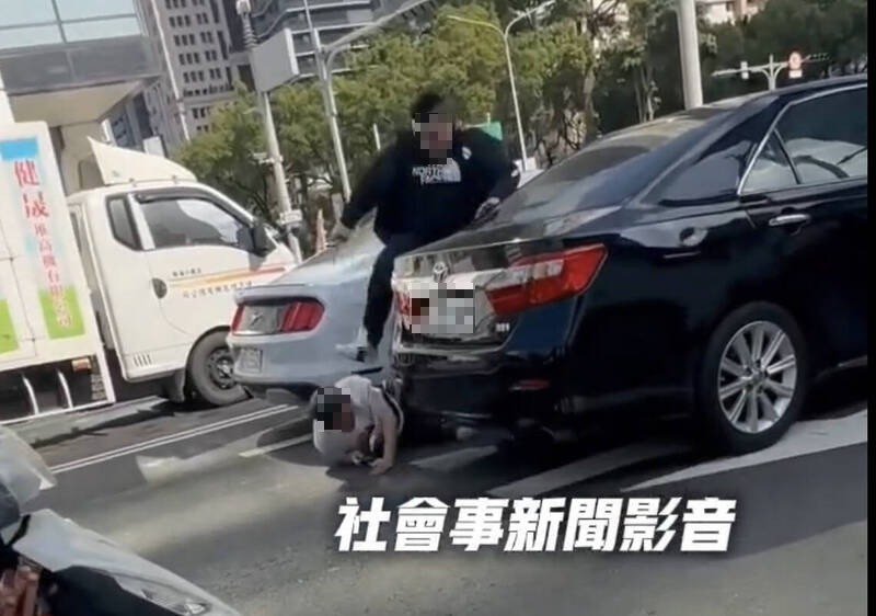 高雄路口行车纠纷爆冲突两驾驶互殴，其中一人被曾男踹打。（取自社会事新闻影音）