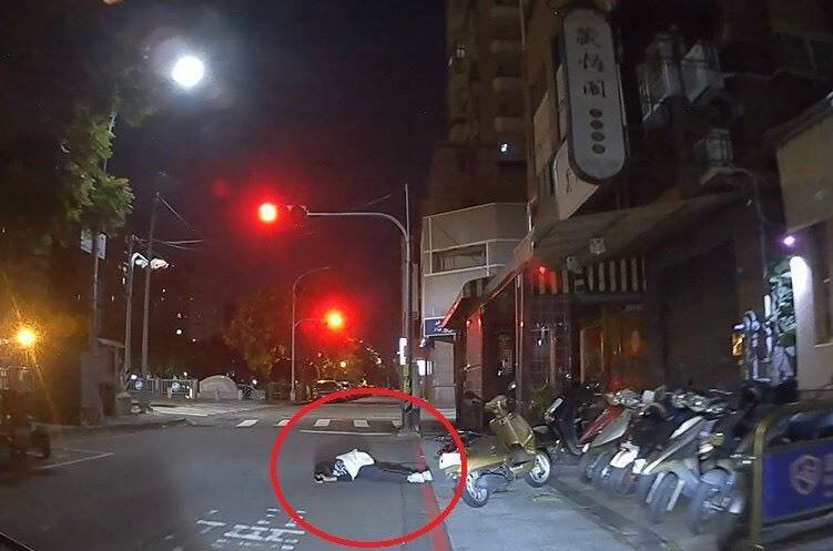 张男醉到直接在车道中央大字形躺平。（民众提供）