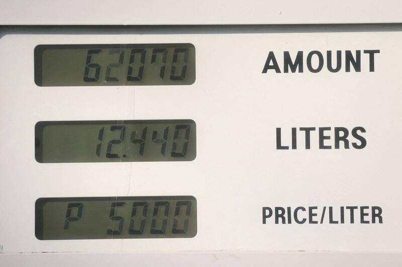 伊朗查扣1艘被控将廉价燃油走私到海外的外国油轮、并拘留18名船员。图为13日在伊朗首都德黑兰1处加油站拍摄的汽油价格。（路透）