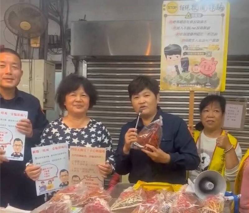 台中市乌日分局大肚分驻所女所长陈名臻（右二）今早变身「市场叫卖姐」宣导防诈。（警方提供）