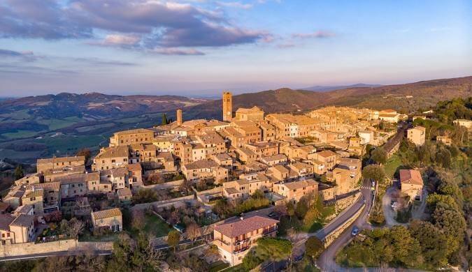 义大利古镇拉迪孔多利为了对抗人口老化与流失，向购屋者提供高达2万欧元（约新台币73万元）的补助。（图截自Google）