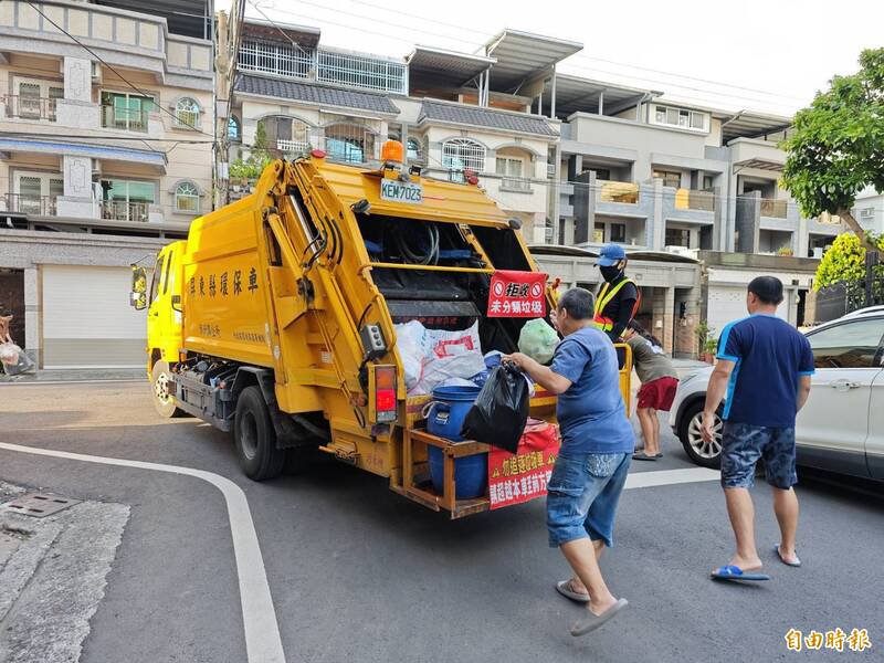 屏东县不少乡镇市长因涉贪遭收押或判刑停职，大多数与工程回扣及贩卖清洁队职缺有关，理应维护地方环境清洁的单位，却因地方首长的贪念变得乌烟瘴气。清洁队示意图。（记者陈彦廷摄）