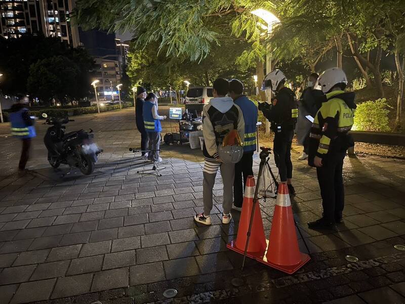 桃园警分局与市政府环保局昨（13）日晚间，在桃园区风禾公园周边道路执行静桃专案联合稽查。（记者郑淑婷翻摄）