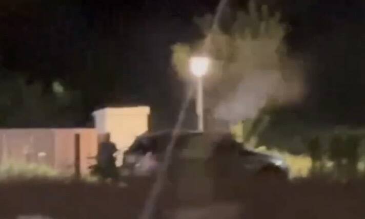 埋伏员警发现张男正破坏车辆雨刷。（图由民众提供）