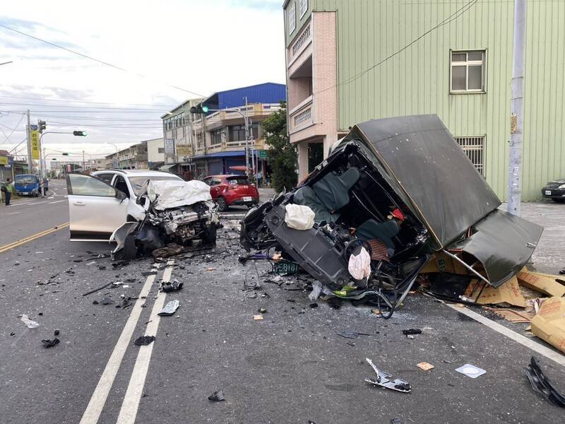 3车事故造成2人失去生命迹象、1人昏迷、1人轻伤，目前已送医救治中。（民众提供）