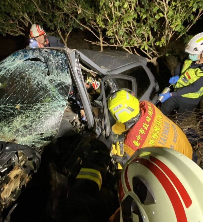 台中西屯区西屯路，昨晚发生民众驾车自撞路树意外，整辆休旅车扭曲变形，驾驶、乘客都受困车内，消防人员进行抢救。（记者陈建志翻摄）