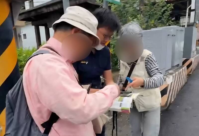 台东鹿野分驻所警员刘珊甄（中）具备N1级日语能力，昨天助日本老妻寻找神社遗迹。（记者黄明堂翻摄）