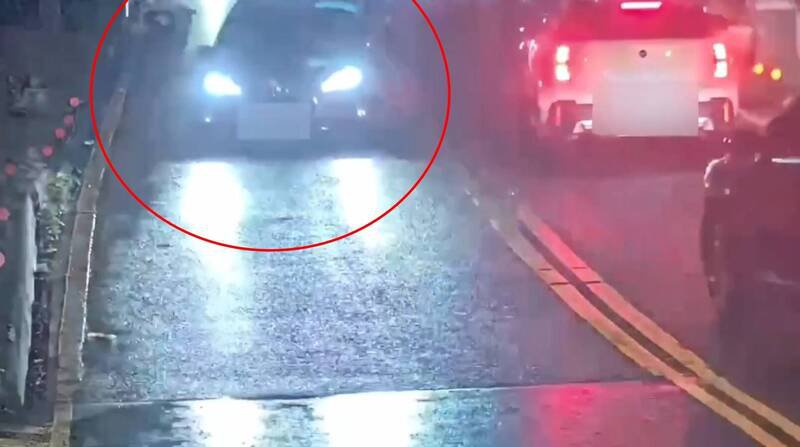 女童违规穿越马路时，遭到下基隆高架匝道的计程车撞上。（记者陆运锋翻摄）