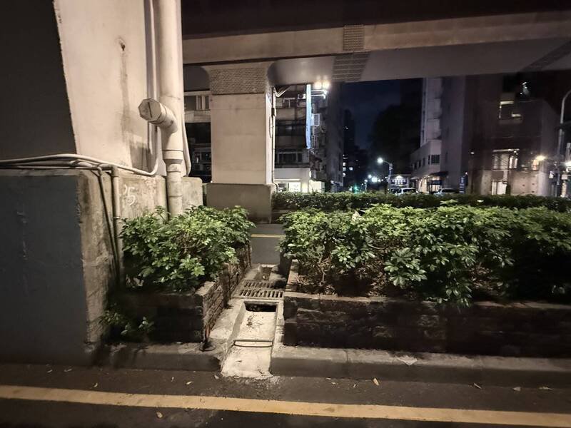 女童当时从排水孔违规穿越马路遭擦撞。（记者陆运锋翻摄）