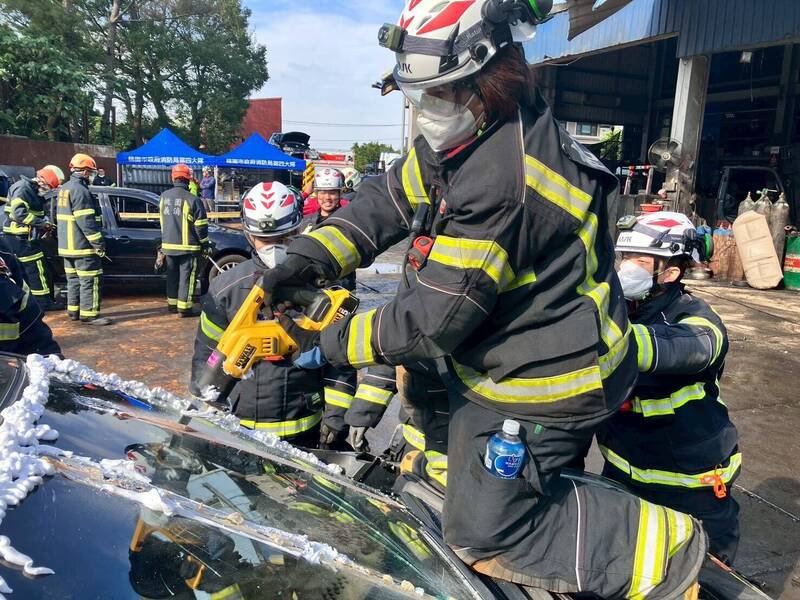 平镇消防分队办理2梯次车祸救援教育训练，强化第一线救灾能力。（图由桃市消防局提供）