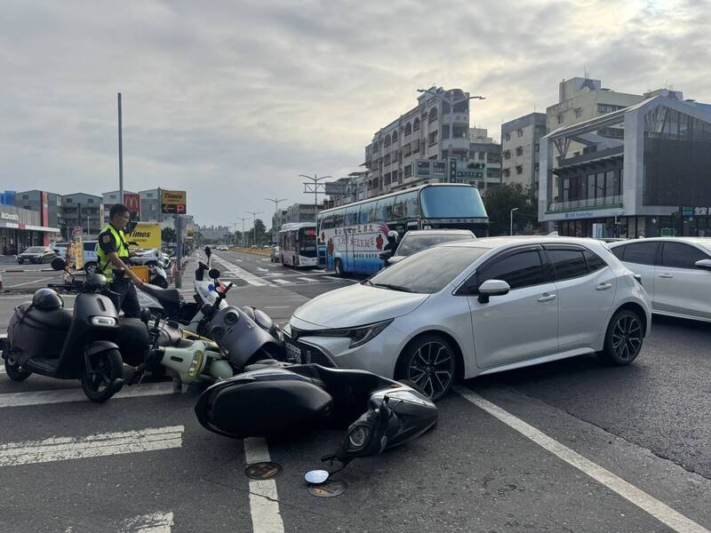 高雄路口2汽车碰撞，波及4部机车。（读者提供）