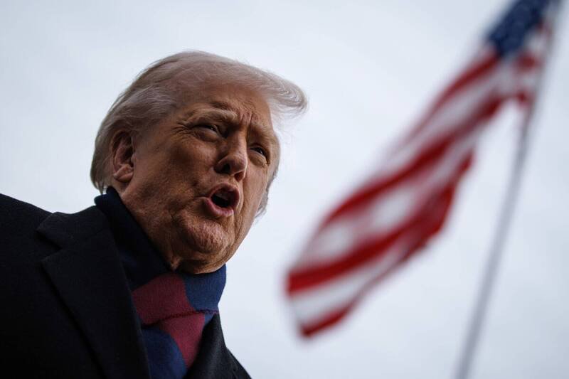 美国总统川普13日在白宫南草坪向媒体发表谈话。针对美军在叙利亚巴迈拉遭IS伏击造成2名士兵与1名翻译丧生，川普震怒誓言将采取「非常严重的报复行动」。（彭博）