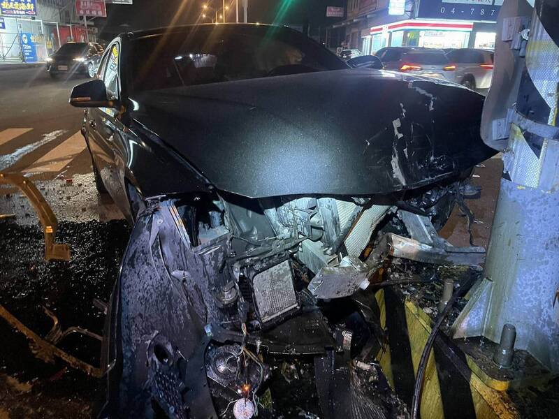 BMW轿车冲上分隔岛，车头严重毁损。（图由警方提供）
