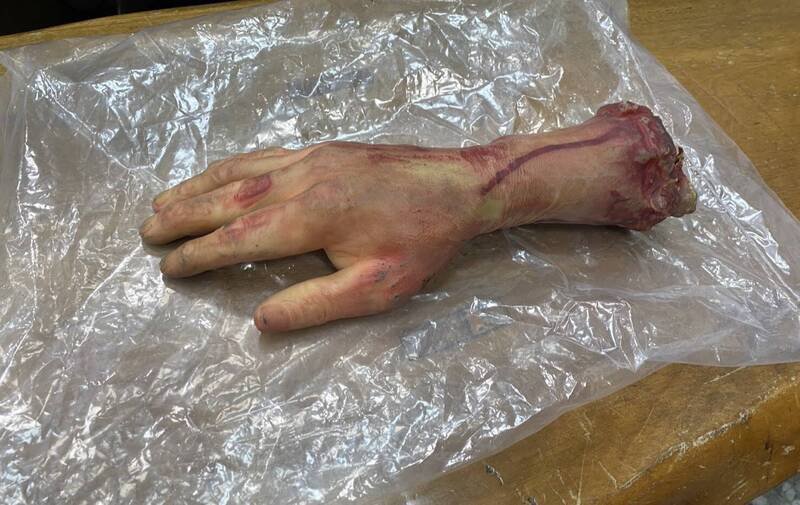 台中大里街头昨天出现一只血淋淋的断掌，所幸警方查看确认是玩具假手，因恐造成民众惊吓，警方将依违反社维法开罚。（记者陈建志翻摄）