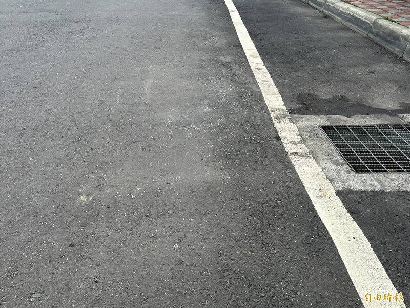 地板遗留警方破窗救人的玻璃碎片。（记者吴升儒摄）