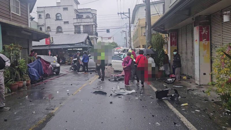 花莲县凤林警分局埋伏围捕诈骗集团，当场压制现场取款的44岁女车手，其他同伙开车逃逸发生车祸。（民众提供）
