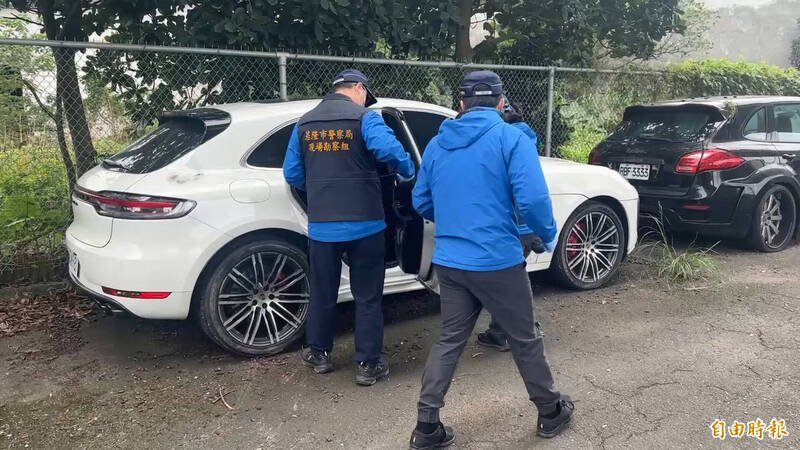 鉴识人员对案发现场的保时捷进行采验。（记者吴升儒摄）