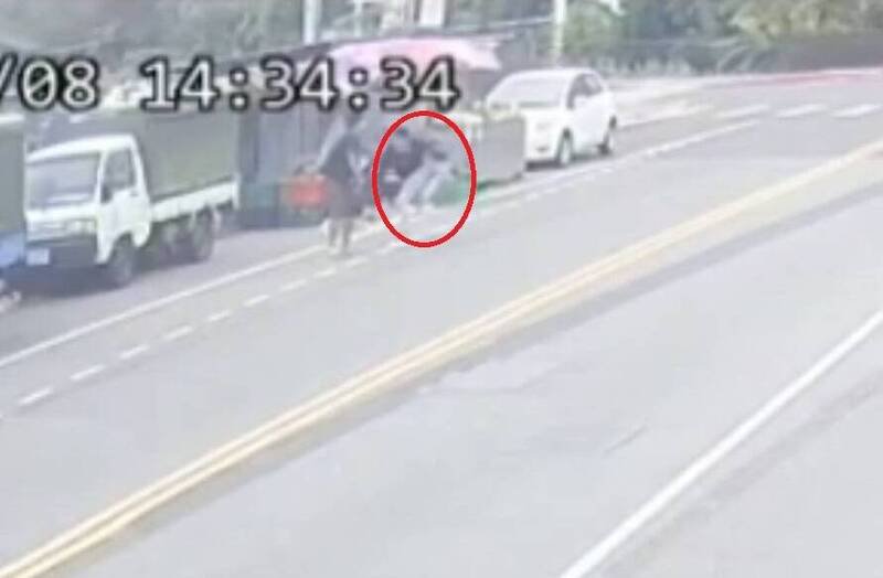 花莲31岁王姓男子日前喝醉步行在花莲市重庆路上，突然在一处摊商前不胜酒力呕吐遭斥责，王男心生不满竟殴打摊商并拿出折叠刀猛刺，行凶后逃逸遭警方逮捕。（民众提供）