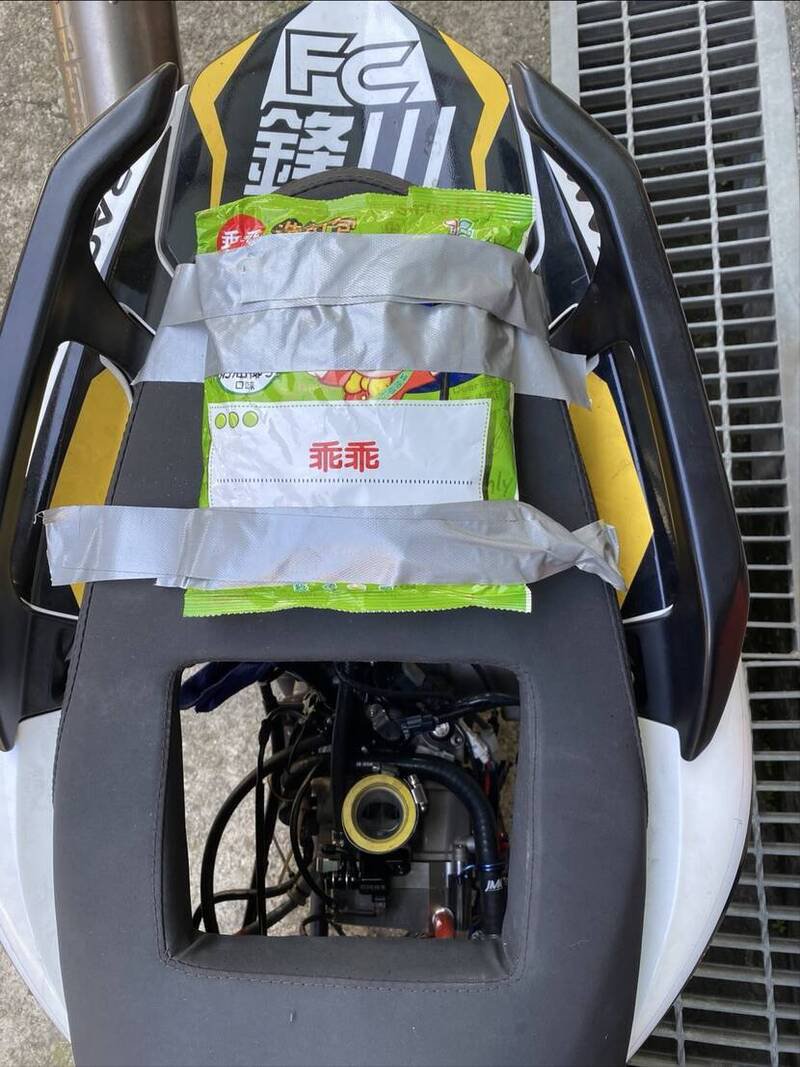 无牌拼装车上绑系1包绿色乖乖。（记者余瑞仁翻摄）