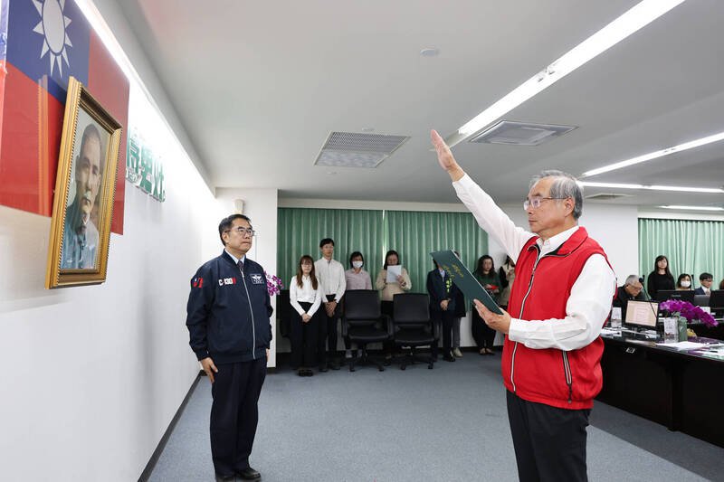 消防局新任局长就职典礼今日于市政会议举行，由新任局长杨宗林（右）宣誓就职，市长黄伟哲（左）担任监誓人。（台南市府提供）
