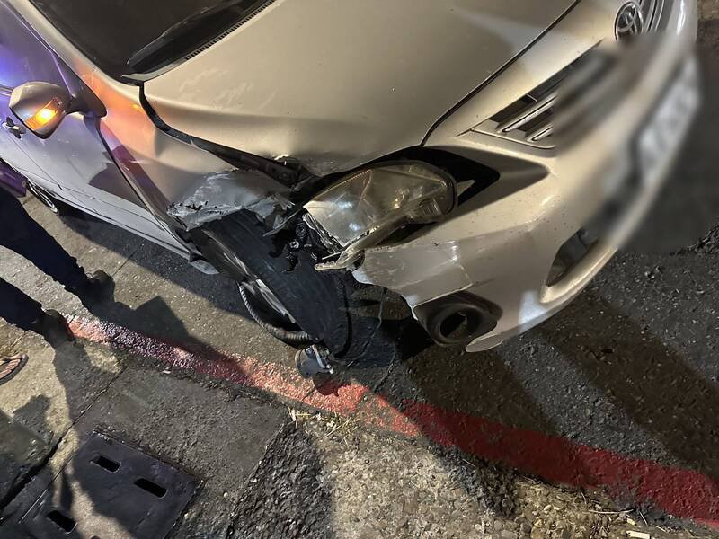 男子驾车自撞灯杆。（民众提供）