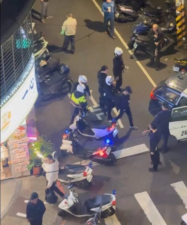 警方将持刀伤人席嫌逮捕，并带回派出所侦办。（记者陆运锋翻摄）