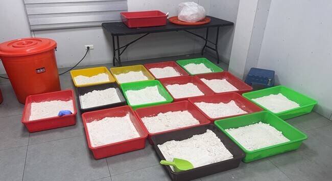 刑事局侦查第三大队破获现场查扣氯假麻黄碱成品高达177.09公斤、麻黄碱成品2.03公斤。（记者郑景议翻摄）
<h4>☆少一份毒品就多一份健康，自由时报提醒您远离毒品☆</h4>