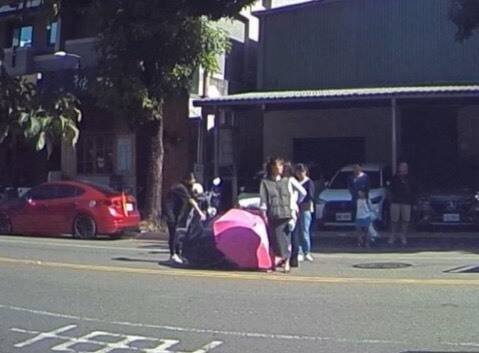 2名女骑士险碰撞其中1人吓得自摔。（民众提供）