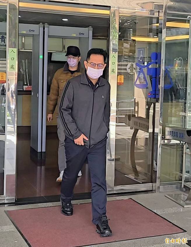 刑警刘居荣（见图）帮艺人王大陆偷查闪兵集团首脑陈志明个资，刘辩称误传，新北地院今开庭审理，检察官出示对话讯息，显示刘查得陈嫌个资还邀功。（记者王定传摄）