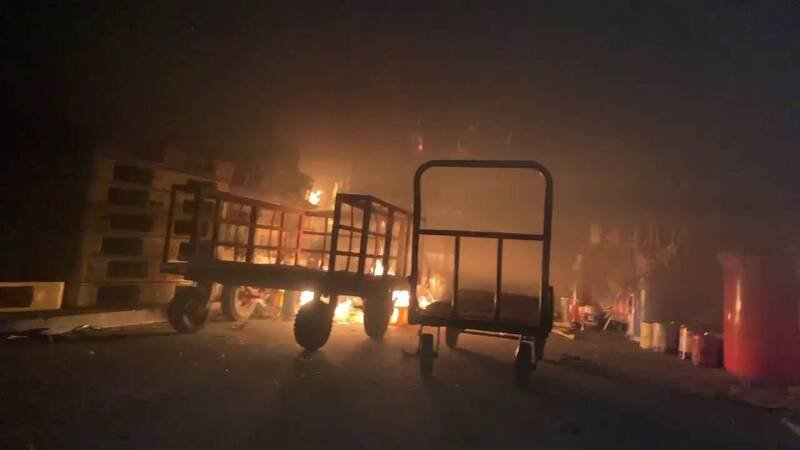 南方澳跨港大桥下方渔船加油站杂物间今晚起火，现场景象相当骇人。（读者提供）