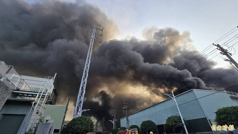 塑胶工厂火警，浓烟蔽空。（记者李惠洲摄）