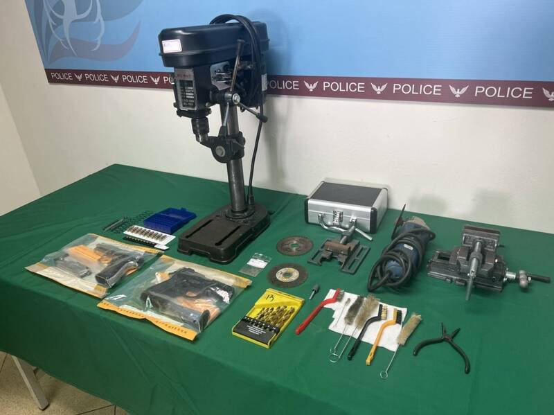 基隆市警方为净化治安，去年一整年共查获80支枪枝，高居全台第一，有2名同仁还因此获警政署表扬为全国绩优刑事警察（记者林嘉东翻摄）