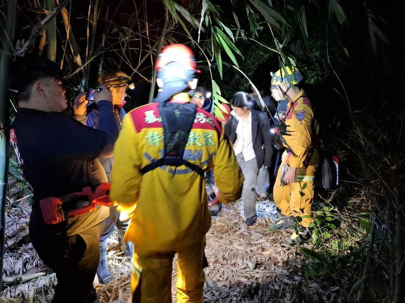 基隆市1名八旬陈姓妇人今天一早上山采竹笋，入夜后仍未归。基隆市警消获报入山协寻，不到1小时就找到她，还好她没有受伤，意识清楚。（记者林嘉东翻摄）