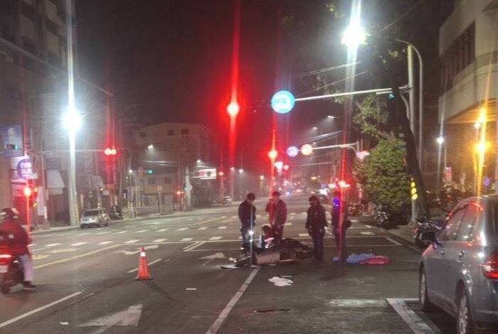 高雄市楠梓区楠梓新路上发生一起行人与重机车的交通事故。（记者蔡清华翻摄）